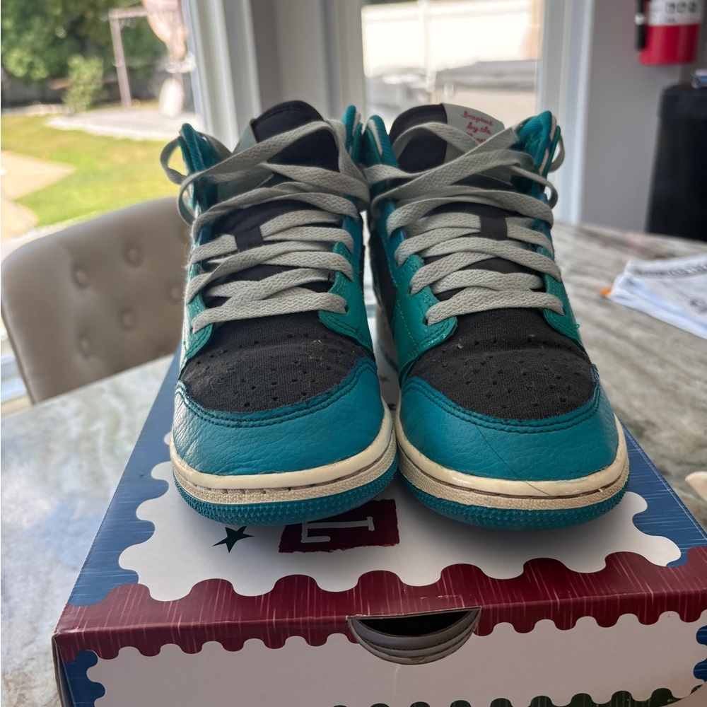 Nike Kids Teal and Black Sneakers